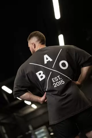 BAO Unisex T-paita selkälogolla